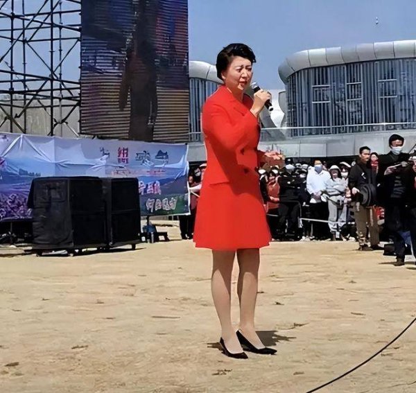 擒牛宝配资 过气明星有多惨：农村走穴，穷到只剩100万，摆摊还债，体面呢？