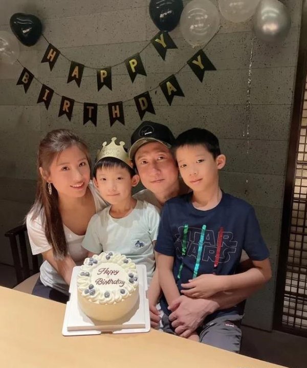 牛势策略 洪天明周家蔚疑双双出轨，13年婚姻告急，洪金宝为何死劝不离？